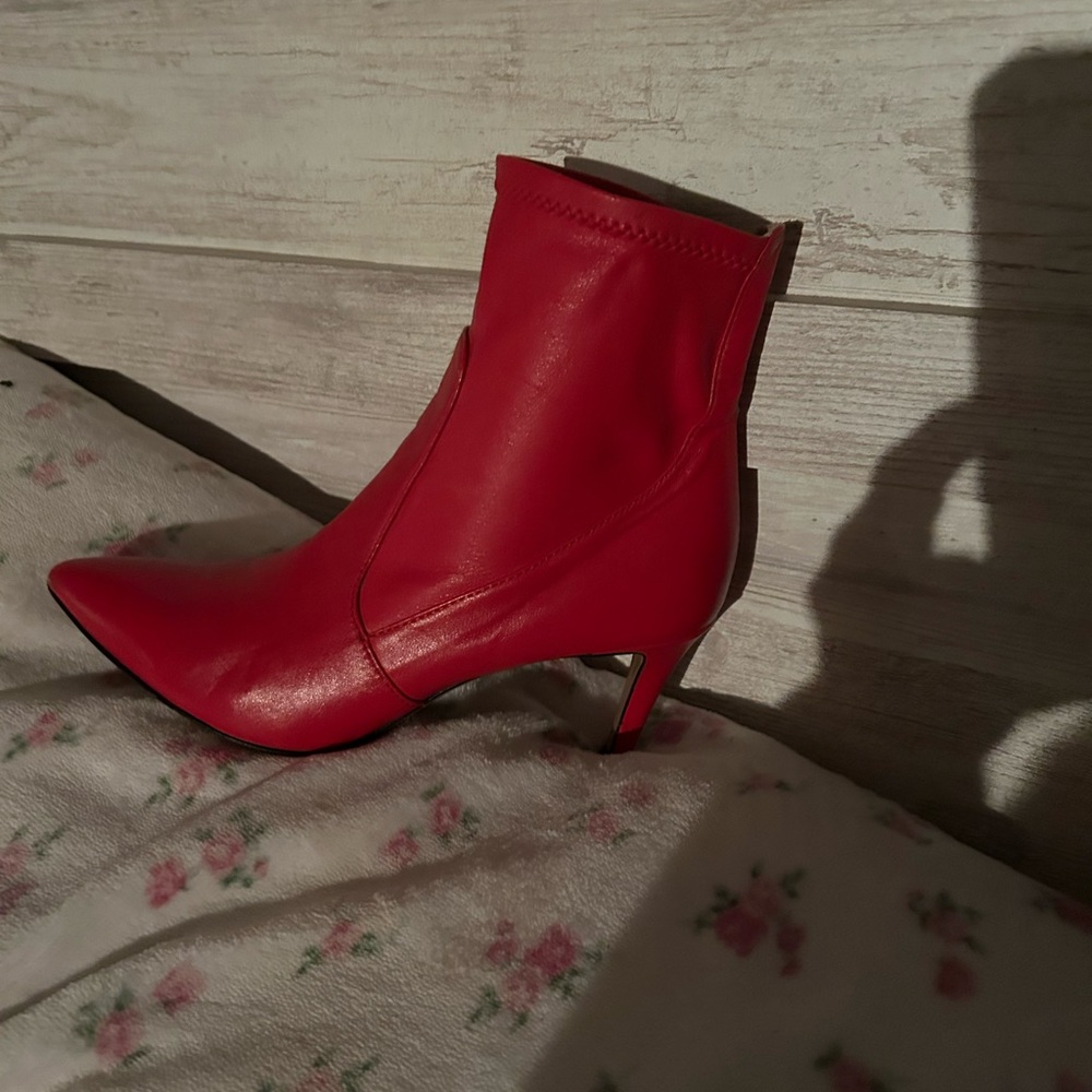 Very cute red low boots minimal heel